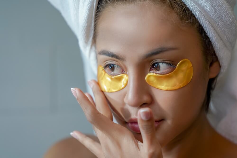 woman doing eye treatment