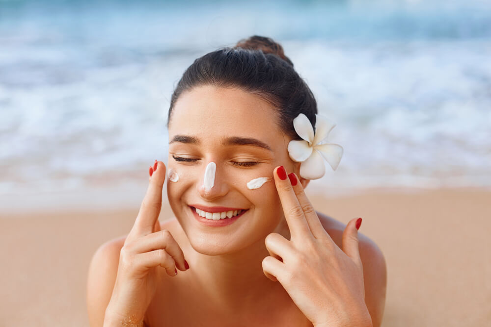 woman applying sunscreen