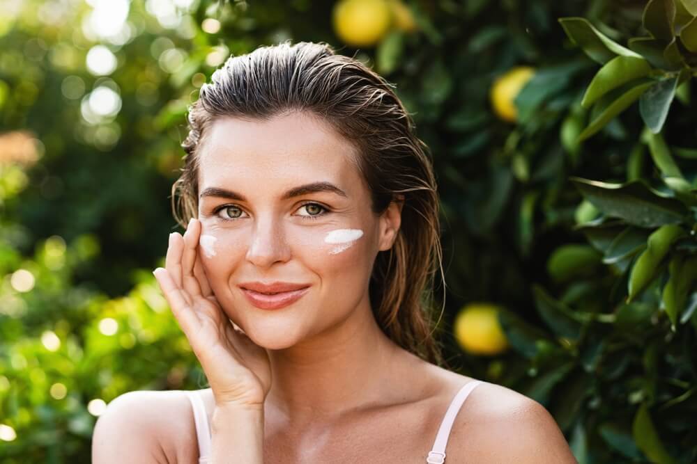 woman wearing sunscreen