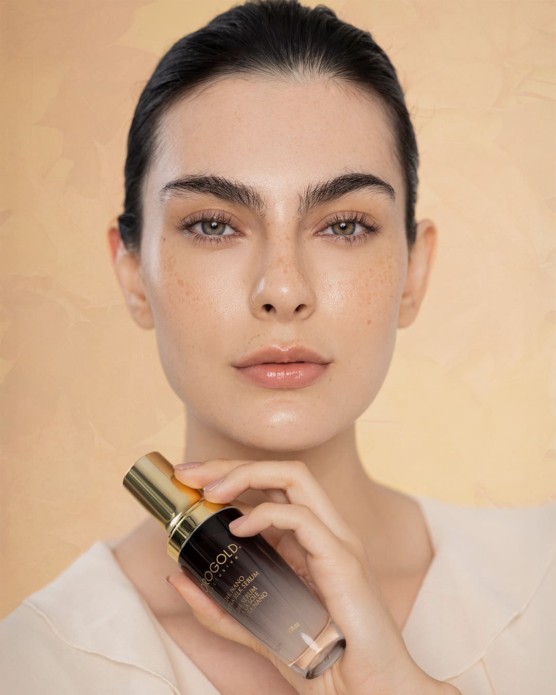 Woman holding OROGOLD Nano Silk Serum