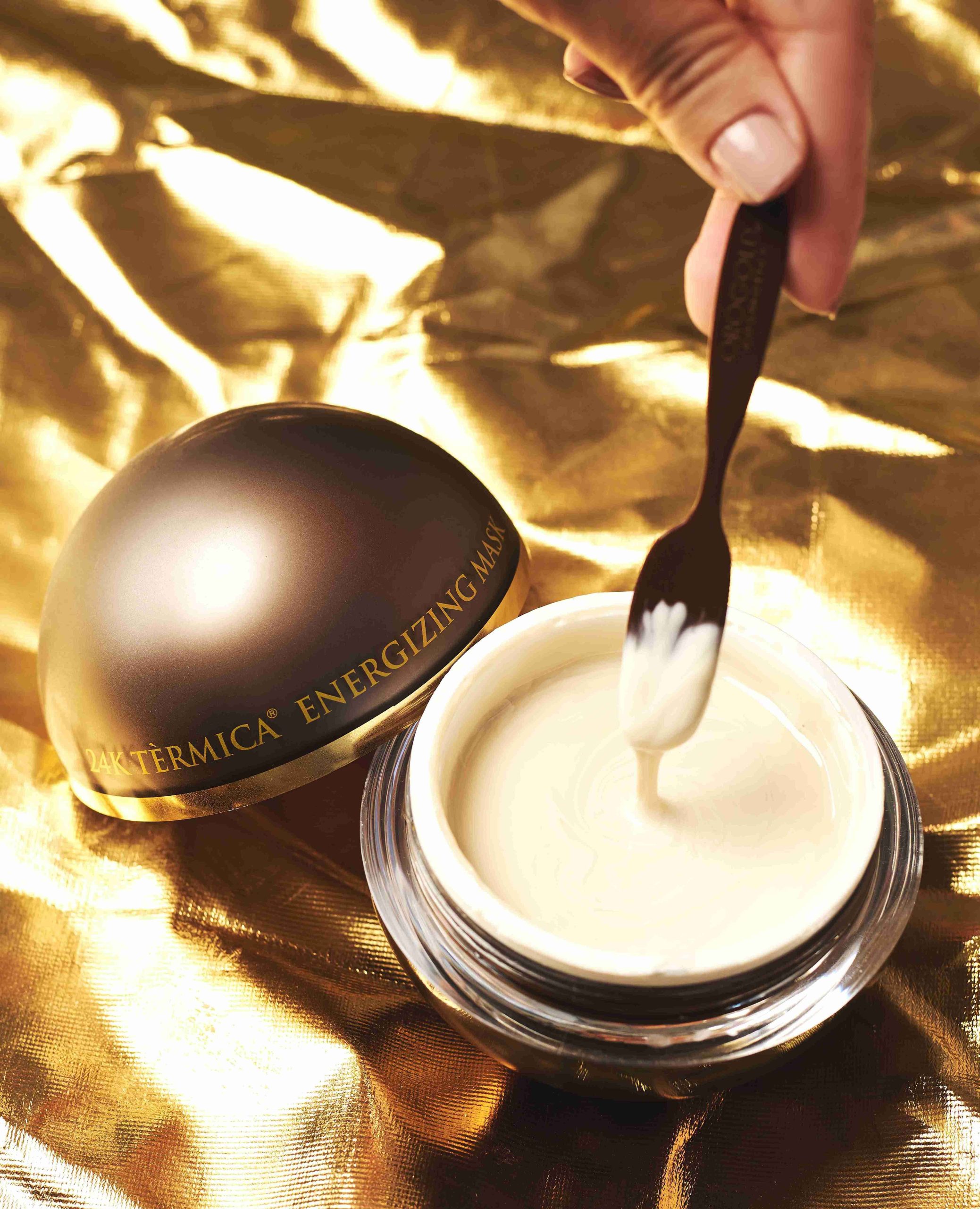 Hand using the OROGOLD 24K Termica Energizing Mask